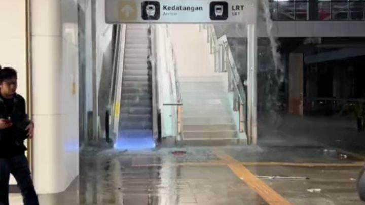 Plafon Stasiun LRT Cawang jebol akibat hujan deras, tersumbat sampah dan kotoran hewan