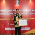 Bupati Bandung menerima penghargaan dari Menteri Hukum dan Hak Asasi Manusia Yassona Laoly