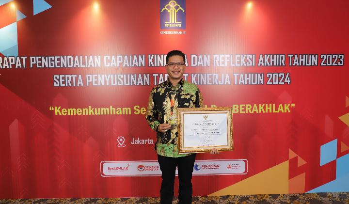 Bupati Bandung menerima penghargaan dari Menteri Hukum dan Hak Asasi Manusia Yassona Laoly
